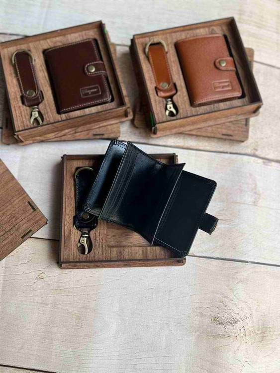 خرید ست کیف مردانه چرم گاوی جاکارتی و جاکلیدی اعلا با بسته بندس چوبی برند فراگاما