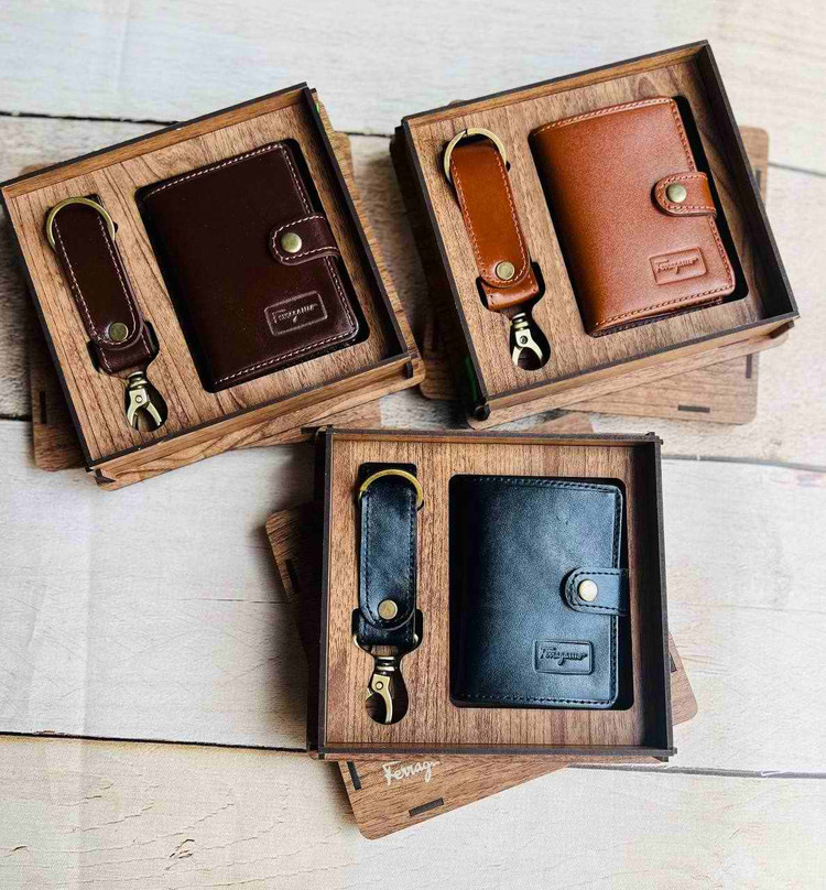 خرید ست کیف مردانه چرم گاوی جاکارتی و جاکلیدی اعلا با بسته بندس چوبی برند فراگاما