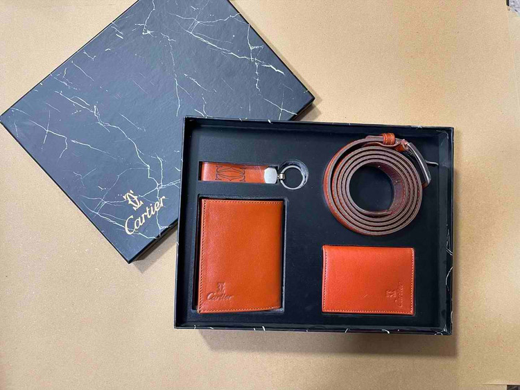 خرید ست کیف پول مردانه جیبی چرم گاوی 4تیکه اعلا با بسته بندی هارد باکس برندکارتیر