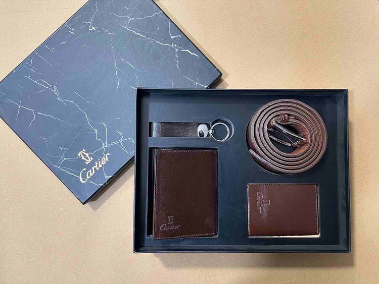 خرید ست کیف پول مردانه جیبی چرم گاوی 4تیکه اعلا با بسته بندی هارد باکس برندکارتیر