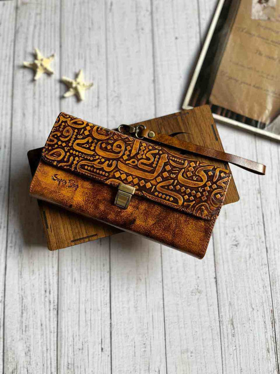 خرید کیف پول دستی چرم گاوی دسترنگ طرح دار