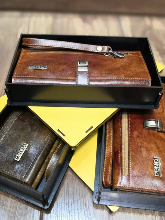 خرید کیف پول زنانه دستی چرم گاوی دسترنگ برند فندی