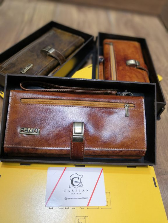 خرید کیف پول زنانه دستی چرم گاوی دسترنگ برند فندی