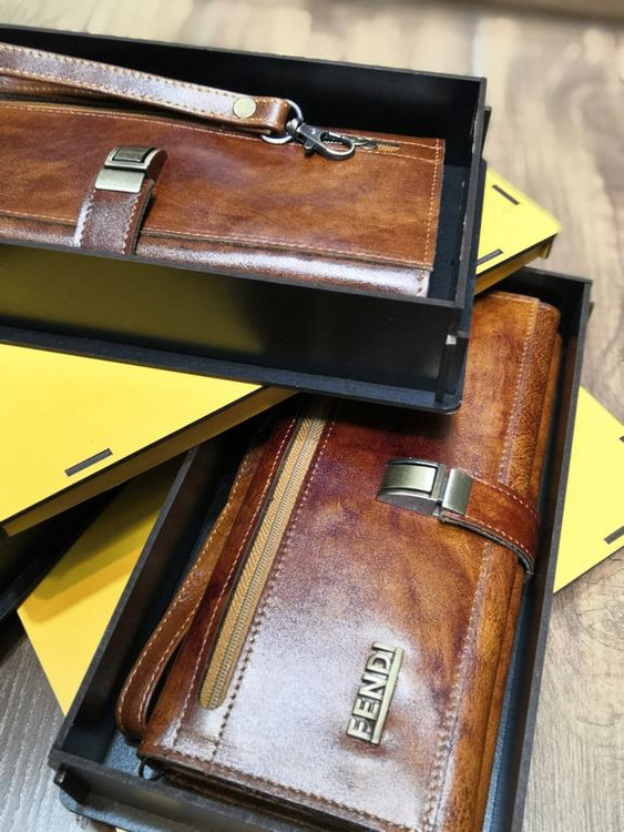 خرید کیف پول زنانه دستی چرم گاوی دسترنگ برند فندی