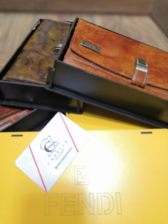 خرید کیف پول زنانه چرم گاوی طبیعی جا موبایل دار دسترنگ برند فندی