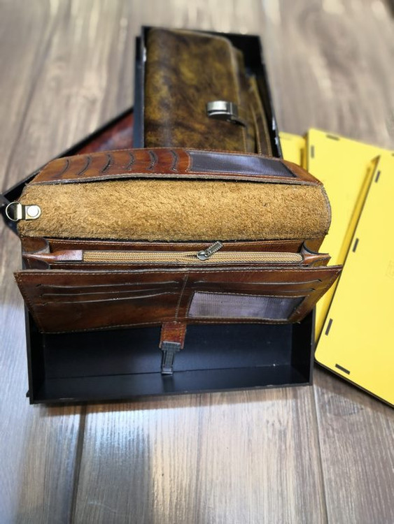 خرید کیف پول زنانه چرم گاوی طبیعی جا موبایل دار دسترنگ برند فندی