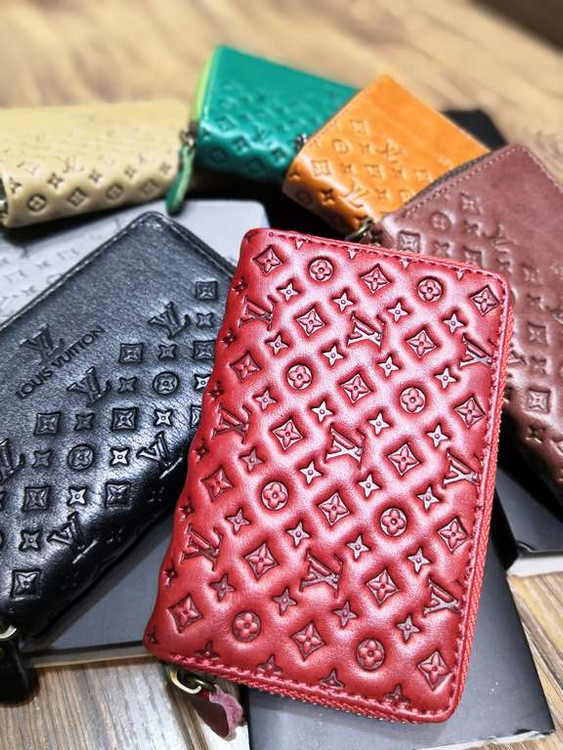 خرید جاکارتی چرم گاوی طبیعی دور زیپ طرح دار ال وی