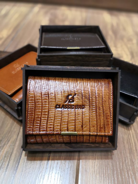 خرید کیف پول چرم مردانه سه لت گاوی دکمه دار