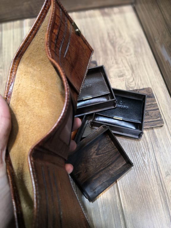 خرید کیف پول چرم مردانه سه لت گاوی دکمه دار