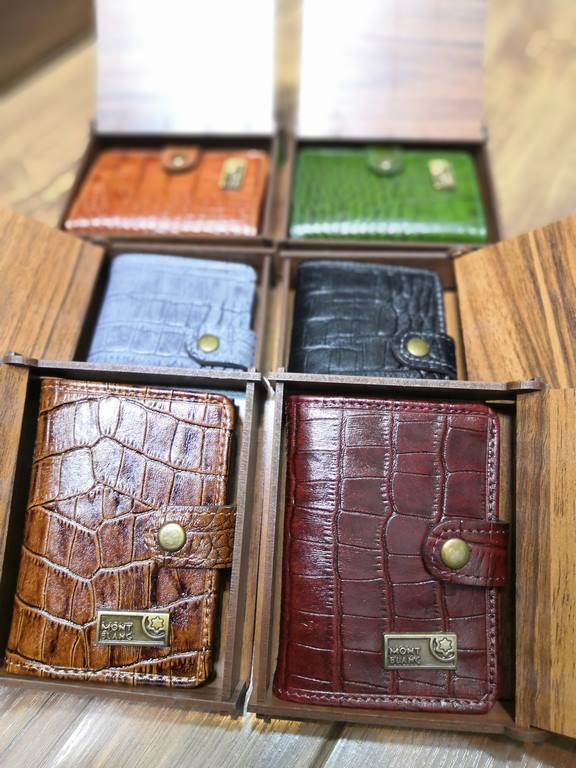 خرید جاکارتی دکمه دار چرم گاوی طبیعی کرو رنگی با جعبه چوبی