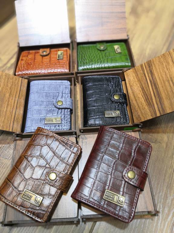 خرید جاکارتی دکمه دار چرم گاوی طبیعی کرو رنگی با جعبه چوبی