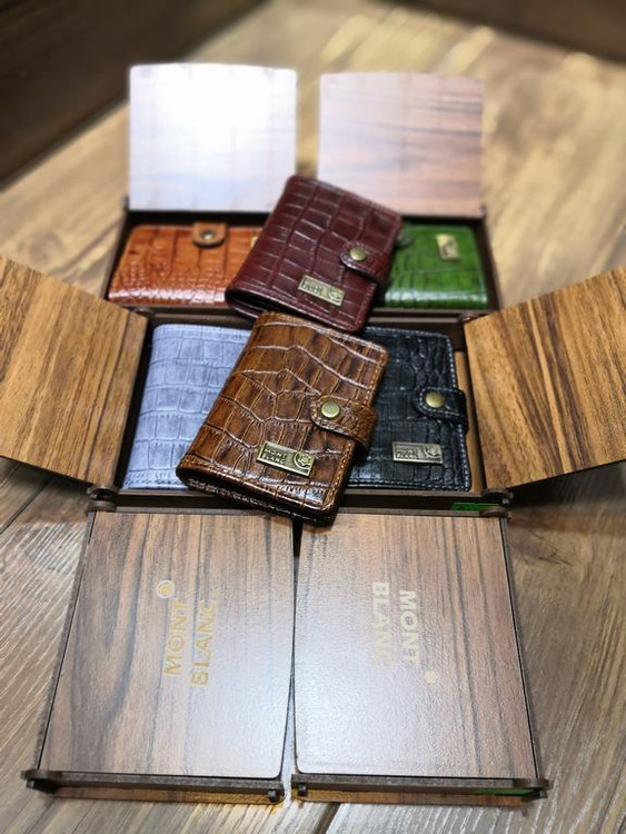 خرید جاکارتی دکمه دار چرم گاوی طبیعی کرو رنگی با جعبه چوبی