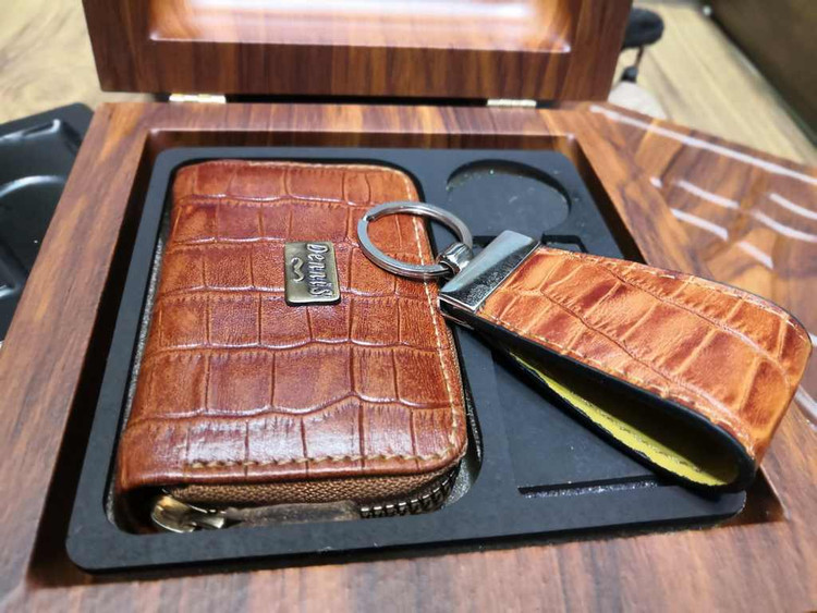 خرید ست هدیه جاکلیدی چرم و فندک ساعتی چراغ دار