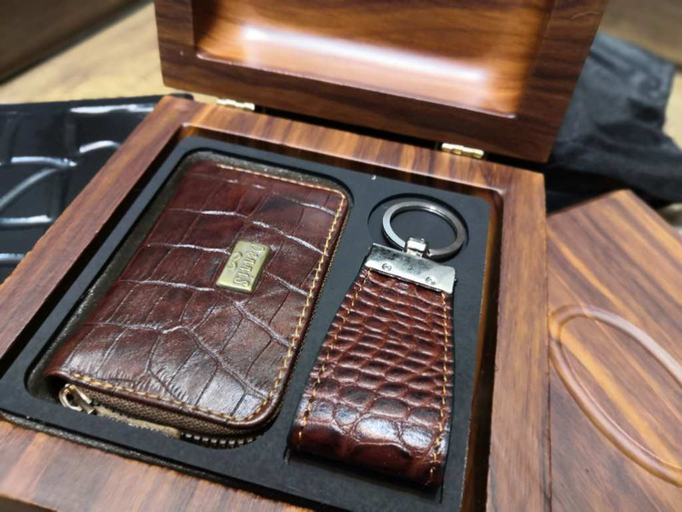 خرید ست هدیه جاکلیدی چرم و فندک ساعتی چراغ دار