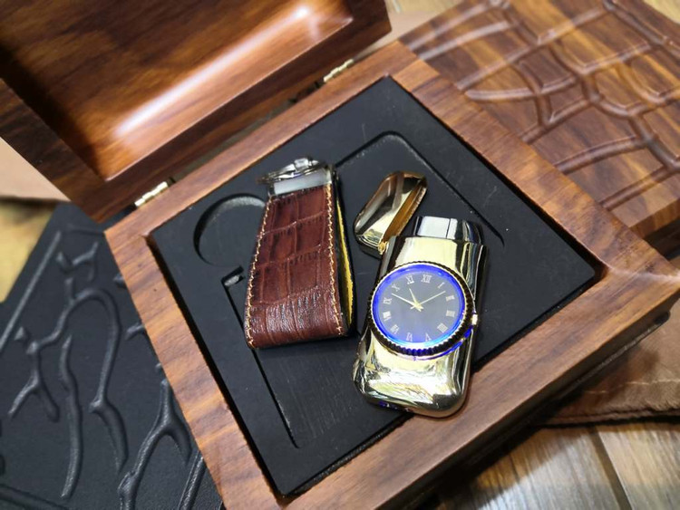 خرید ست هدیه جاکارتی چرم گاوی و فندک ساعتی چراغ دار گازی دنیس