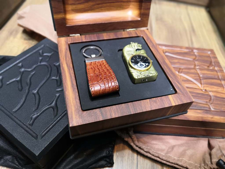 خرید ست هدیه جاکارتی چرم گاوی و فندک ساعتی چراغ دار گازی دنیس