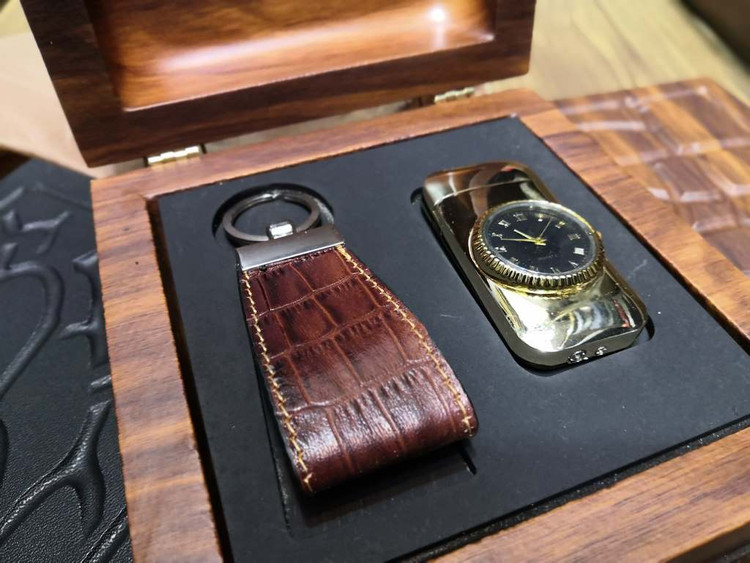 خرید ست هدیه جاکارتی چرم گاوی و فندک ساعتی چراغ دار گازی دنیس