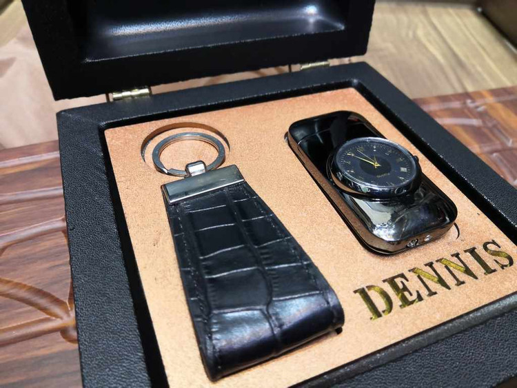 خرید ست هدیه جاکارتی چرم گاوی و فندک ساعتی چراغ دار گازی دنیس