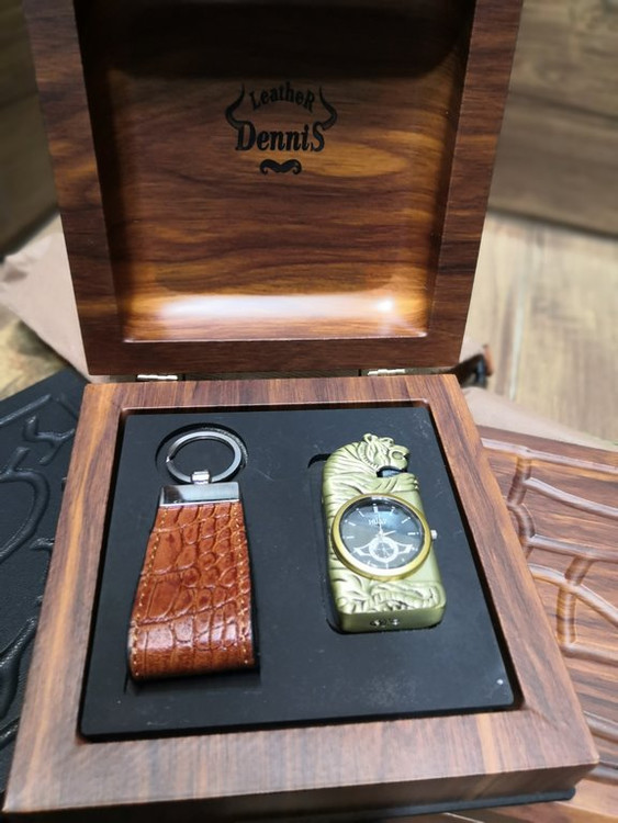 خرید ست هدیه جاکارتی چرم گاوی و فندک ساعتی چراغ دار گازی دنیس