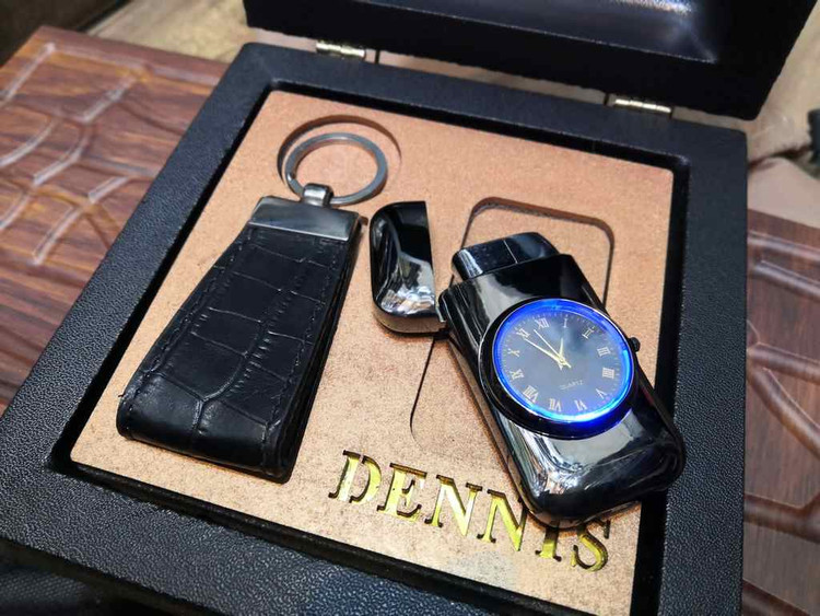 خرید ست هدیه جاکارتی چرم گاوی و فندک ساعتی چراغ دار گازی دنیس