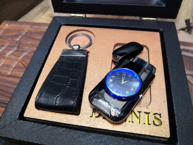 خرید ست هدیه جاکارتی چرم گاوی و فندک ساعتی چراغ دار گازی دنیس