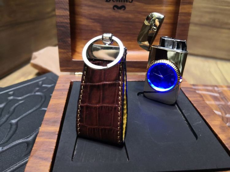 خرید ست هدیه جاکارتی چرم گاوی و فندک ساعتی چراغ دار گازی دنیس
