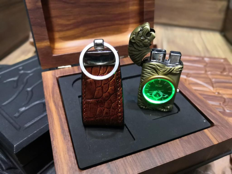 خرید ست هدیه جاکارتی چرم گاوی و فندک ساعتی چراغ دار گازی دنیس