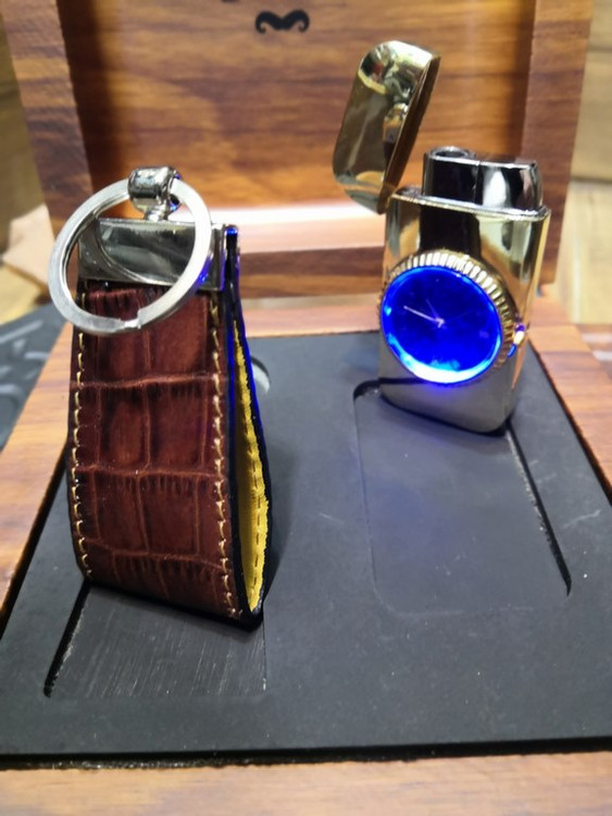 خرید ست هدیه جاکارتی چرم گاوی و فندک ساعتی چراغ دار گازی دنیس