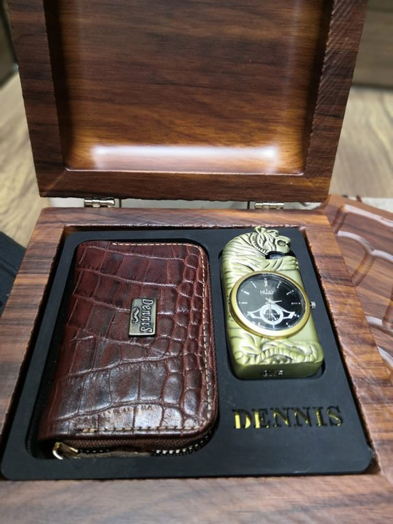 خرید ست هدیه جاکارتی چرم گاوی و فندک ساعتی چراغ دار گازی دنیس