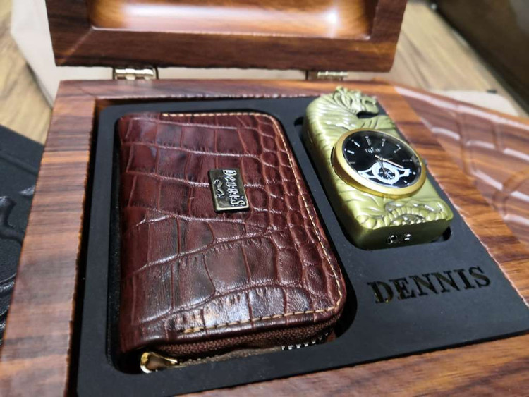 خرید ست هدیه جاکارتی چرم گاوی و فندک ساعتی چراغ دار گازی دنیس