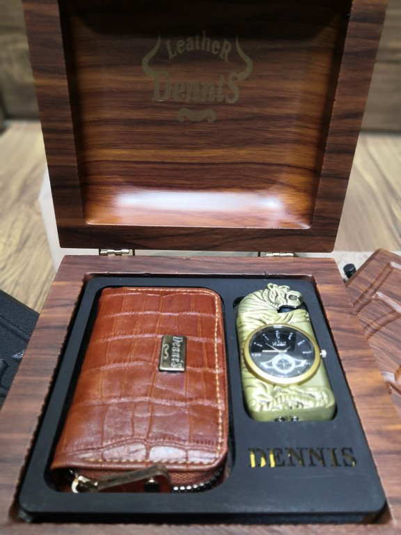 خرید ست هدیه جاکارتی چرم گاوی و فندک ساعتی چراغ دار گازی دنیس