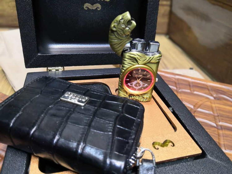 خرید ست هدیه جاکارتی چرم گاوی و فندک ساعتی چراغ دار گازی دنیس