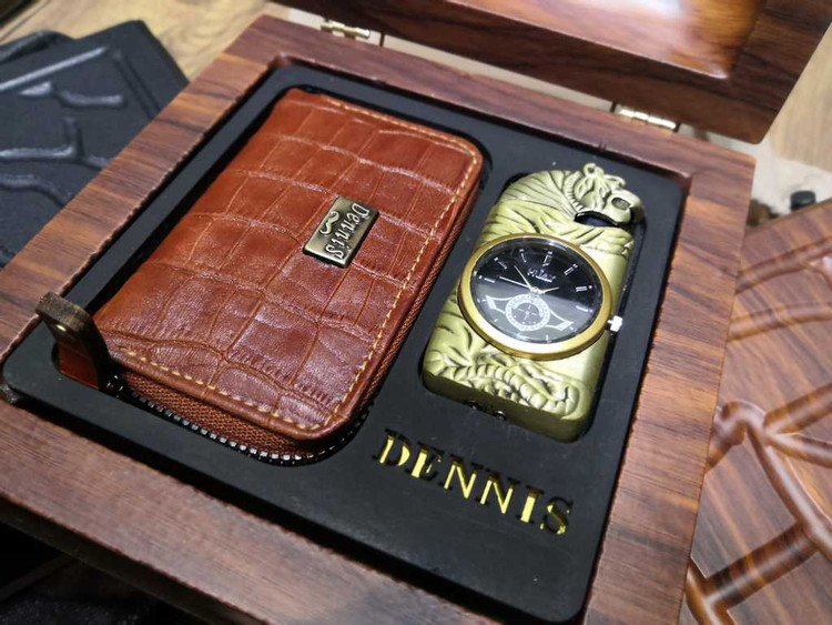 خرید ست هدیه جاکارتی چرم گاوی و فندک ساعتی چراغ دار گازی دنیس