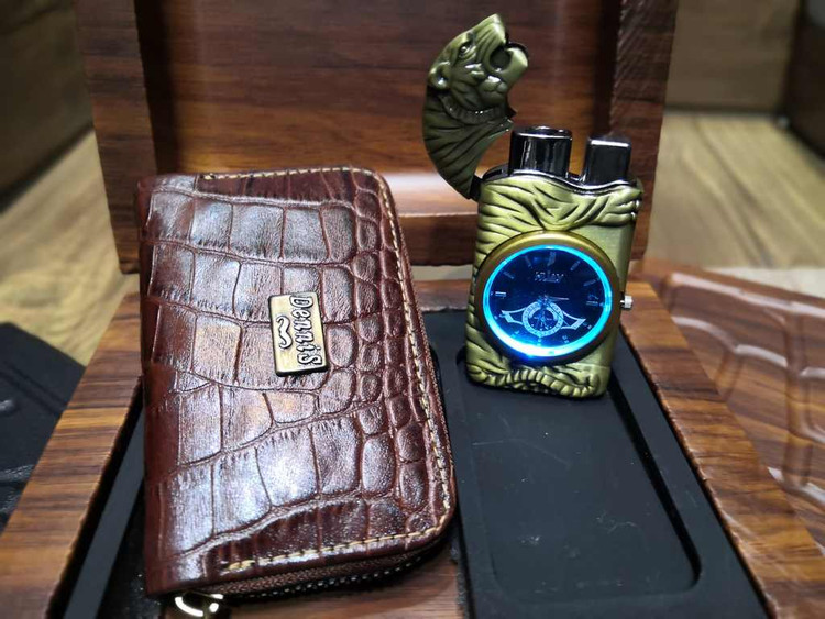 خرید ست هدیه جاکارتی چرم گاوی و فندک ساعتی چراغ دار گازی دنیس