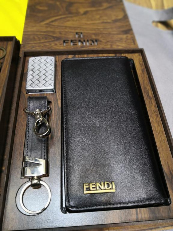 خرید ست هدیه چرم گاوی طبیعی فندکی برند فندی